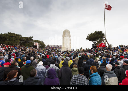 Im Rahmen der gedenkfeiern zum 100. Jahrestag der zum Scheitern verurteilten Gallipoli-Kampagne versammeln sich beim New Zealand Memorial Service in Chunuk Bair, Eceabat, Türkei Menschenmassen. Stockfoto