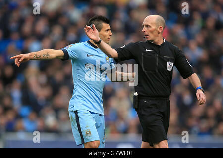 Fußball - Barclays Premier League - Manchester City / Aston Villa - Etihad Stadium. Sergio Aguero von Manchester City (links) spricht während des Spiels mit Schiedsrichter Mike Dean (rechts). Stockfoto