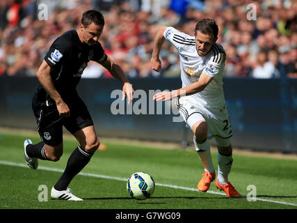 Evertons Phil Jagielka (links) und Gylfi Sigurdsson von Swansea City in Aktion während des Spiels der Barclays Premier League im Liberty Stadium, Swansea. Stockfoto