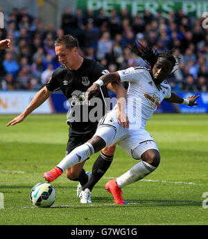 Evertons Phil Jagielka (links) und Marvin Emnes von Swansea City in Aktion während des Spiels der Barclays Premier League im Liberty Stadium, Swansea. Stockfoto