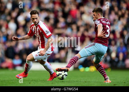 Marko Arnautovic (links) von Stoke City und Aaron Cresswell von West Ham United in Aktion während des Spiels der Barclays Premier League im Upton Park, London. Stockfoto