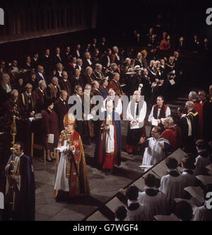 Dr. Donald Coggan, neuer Erzbischof von Canterbury, Primas von ganz England, in Prozession zum Hochaltar während der Inthronungszeremonie in der Kathedrale von Canterbury. Stockfoto