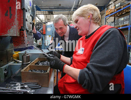 UKIP-Leiter Nigel Farage trifft Mitarbeiter bei einem Besuch beim Scharnierhersteller NICO in Clacton, Essex. Stockfoto