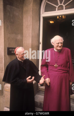 Dr. Michael Ramsey, Erzbischof von Canterbury (r), und Kardinal Heenan, römisch-katholischer Erzbischof von Westminster, in Windsor, als die ständige gemeinsame anglikanisch-katholische kommission im St. George's House, Windsor Castle, zusammentraf. Stockfoto