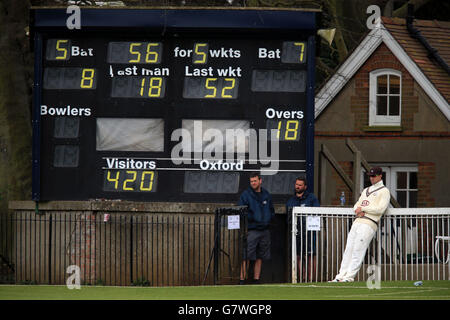 Cricket - nicht-First Class 3 Day Match - Oxford MCCU gegen Surrey - Tag zwei - The Parks. Kevin Pietersen von Surrey am zweiten Tag des 3-tägigen Non-First Class-Spiels in den Parks, Oxford. Stockfoto