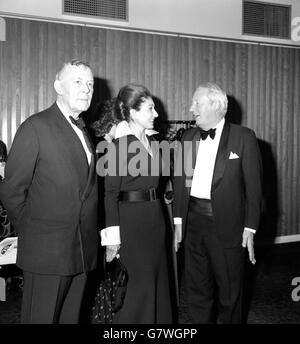 Die griechische Opernsängerin Maria Callas spricht mit Premierminister Edward Heath beim Gala-Konzert zum 75. Geburtstag des EMI in der Royal Festival Hall. Stockfoto