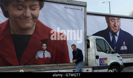 Plakate der konservativen Partei vor den Fernsehstudios von Granada in Manchester, wo der Labour-Parteivorsitzende Ed Miliband das Manifest seiner Partei lancierte. Stockfoto