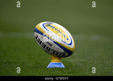 Rugby Union - Aviva Premiership - Exeter Chiefs / Northampton Saints - Sandy Park. Gesamtansicht eines offiziellen Gilbert Rugby-Balls mit Aviva-Branding auf einem kickenden T-Shirt Stockfoto