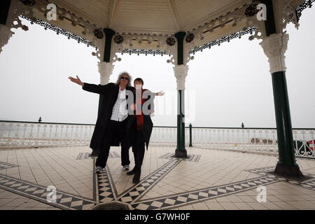 Queen-Gitarrist Brian May trifft auf die Parlamentskandidatin Caroline Lucas im Brighton Pavilion am Meer, wo sie über Demokratie und die Bedeutung von Wahlen sprach. Stockfoto