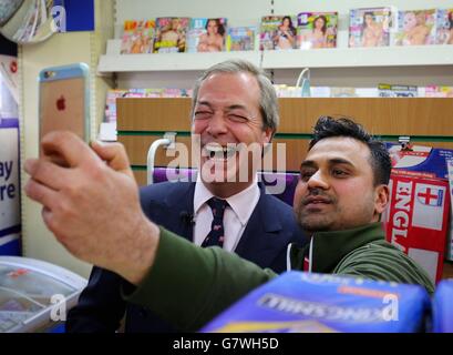 UKIP-Führer Nigel Farage posiert für ein Selfie während eines Besuchs bei einem Zeitungsredakteur in South Ockendon, Essex, auf dem Weg zur allgemeinen Wahlkampagne. Stockfoto