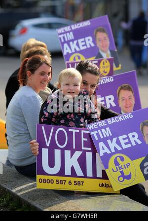 Unterstützer der UKIP in South Ockendon, Essex, bereiten sich auf die Ankunft des Parteichefs Nigel Farage zu einem Besuch im Wahlkampf vor. Stockfoto