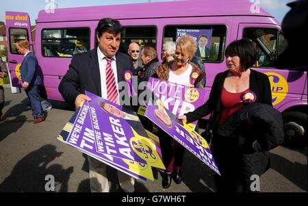 Unterstützer der UKIP in South Ockendon, Essex, bereiten sich auf die Ankunft des Führers Nigel Farage vor, während er seinen Weg zur Parlamentswahl fortsetzt. Stockfoto