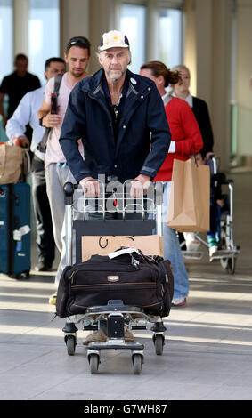 Sir Ranulph Fiennes kommt am Flughafen Gatwick an, als er nach Großbritannien zurückkehrt, nachdem er der älteste Briten wurde, der den Wüstenmarathon bestreiten konnte. Stockfoto