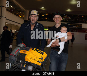 Sir Ranulph Fiennes kommt mit Trainer Rory Coleman (rechts) und Rorys Sohn Jack am Flughafen Gatwick an, nachdem er der älteste Briten wurde, der den Wüstenmarathon bestreiten konnte. Stockfoto