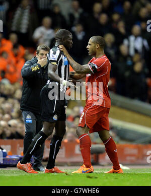 Liverpools Glen Johnson (rechts) und Moussa Sissoko von Newcastle United treten beim Spiel der Barclays Premier League in Anfield, Liverpool, gegeneinander an. DRÜCKEN SIE VERBANDSFOTO. Bilddatum: Montag, 13. April 2015. Siehe PA Geschichte FUSSBALL Liverpool. Bildnachweis sollte lauten: Martin Rickett/PA Wire. Maximal 45 Bilder während eines Matches. Keine Videoemulation oder Promotion als „live“. Keine Verwendung in Spielen, Wettbewerben, Werbeartikeln, Wetten oder Einzelclub-/Spielerdiensten. Keine Verwendung mit inoffiziellen Audio-, Video-, Daten-, Spiele- oder Club/League-Logos. Stockfoto