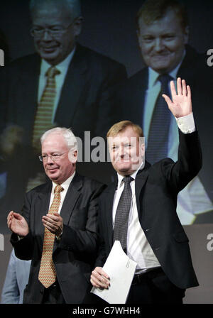 Charles Kennedy, Vorsitzender der Leberaldemokraten, und Jim Wallace, Vorsitzender der schottischen Liberaldemokraten. Stockfoto