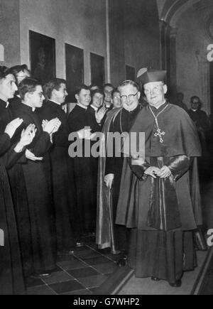 Dr. William Godfrey, 69 Jahre alt der Erzbischof von Westminster, wird geklatscht, als er nach Erhalt der bitta von Papst Johannes XXII bei einer Zeremonie in St. Peter's, Rom. Er ist einer von 23 neuen Kardinälen, die vom Papst geschaffen wurden. Stockfoto