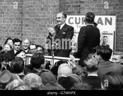 Freitag, den 13., aber der britische Premier Sir Anthony Eden scheint sich sicher zu sein, dass es sein Glückstag ist, da er sich glücklich vor einer allgemeinen Wahlsitzung in Uxbridge, Middlesex, wendet. Stockfoto