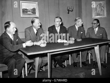 Politik - Premierminister-Sir Anthony Eden - TV-Debatte, BBC, Lime Grove Studios, London Stockfoto