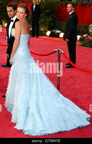 77. Academy Awards – Kodak Theatre. Charlize Theron und Stuart Townsend kommen an. Stockfoto