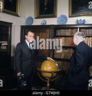 Der amerikanische Präsident Richard Nixon spricht mit dem britischen Premierminister Harold Wilson in einer der Globen in der Long Gallery of Chequers, dem offiziellen Landsitz des Premierministers in Buckinghamshire. Herr Nixon war direkt vom Flughafen Heathrow nach Chequers gefahren, wo er auf seiner Europa-Tour ankam. Stockfoto