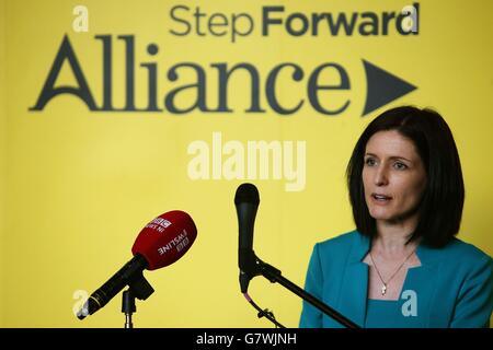 NEUÜBERMITTLUNG DES KORRIGIERENDEN NAMENS AN PAULA BRADSHAW KORREKTE BESCHRIFTUNG UNTEN Alliance Party Kandidatin für South Belfast Paula Bradshaw spricht beim Start des Parteiprogramms auf dem Mac in Belfast. Stockfoto