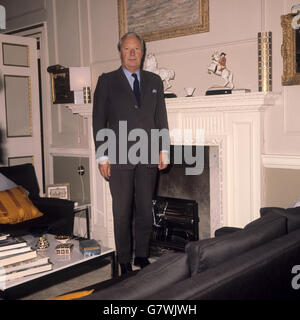 Edward (Ted) Heath, Vorsitzender der Opposition (Konservative Partei), in seiner Wohnung in Albany, London. Stockfoto