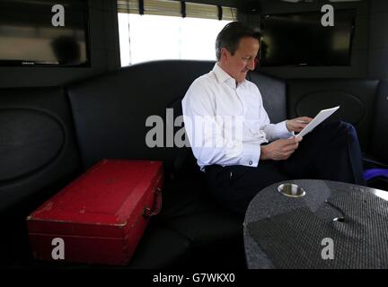 Premierminister David Cameron arbeitet auf seiner Reise durch Wales hinter dem Bus der Konservativen Partei. Stockfoto