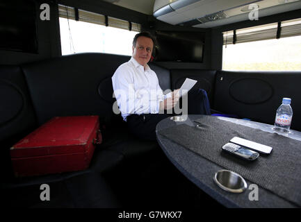 Premierminister David Cameron arbeitet auf seiner Reise durch Wales hinter dem Bus der Konservativen Partei. Stockfoto