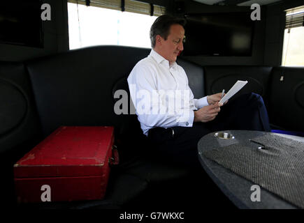 Premierminister David Cameron arbeitet auf seiner Reise durch Wales hinter dem Bus der Konservativen Partei. Stockfoto