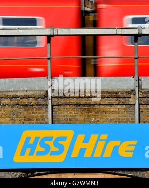 Ein HSS Hire-Shop-Schild in Vauxhall, London, wie die Werkzeugverleihfirma sagte, es sei auf dem Weg, neue Niederlassungen mit einer Geschwindigkeit von fast einer pro Woche zu eröffnen, nachdem sie in diesem Jahr an der Börse schweben. Stockfoto