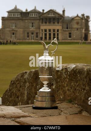 Die Trophäe Claret Jug sitzt während des Medientages auf dem Golfplatz von St Andrews an der Svilcan Bridge vor dem Clubhaus. Stockfoto