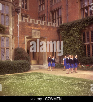 Bildung - Schülerinnen - Benenden School. Benenden Schüler auf dem Gelände. Stockfoto