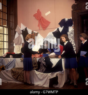 Bildung-Ende-des-Begriff Display - Schulmädchen-Benenden School Stockfoto