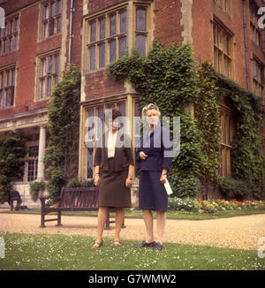 (l-r) Cynthia Gee, Guldefords Hausherrin, der Königliche Prinzessin Anne beitreten wird, und Elizabeth Clarke, Schulleiterin Benenden. Stockfoto