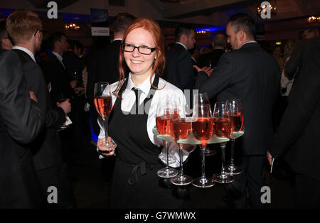 Fußball - The Football League Awards 2015 - The Brewery - London. Die Mitarbeiter bieten Gästen während der Football League Awards 2015 in der Brauerei in London Getränke an. Stockfoto