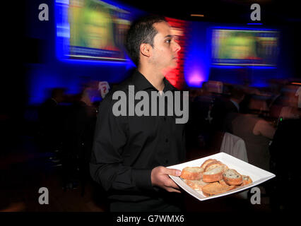 Das Essen wird bei den Football League Awards 2015 in der Brauerei in London serviert. Stockfoto