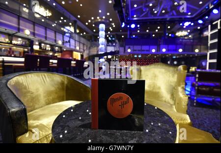 Die Music Hall an Bord von Royal Caribbean's neuem Schiff Anthem of the Seas, vor ihrer Namenszeremonie in Southampton. Stockfoto