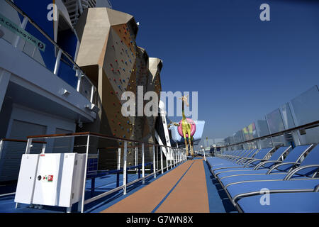 Eine Giraffe namens Gigi des Künstlers Jean Francois Fourtou, neben der Felswand auf dem Oberdeck des neuen Schiffes Anthem of the Seas der Royal Caribbean, bevor sie in Southampton benannt wurde. Stockfoto