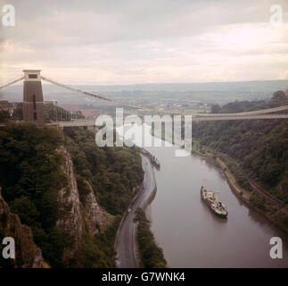 Gebäude und Denkmäler - Clifton Suspension Bridge - Bristol. Ein Boot fährt unter der 245 Meter hohen Clifton Suspension Brücke über die Avon Schlucht in der Nähe von Bristol. Stockfoto