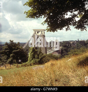 Die Clifton Suspension Bridge, in der Nähe von Bristol, überquert 245 Fuß hoch über der Avon Gorge. Stockfoto