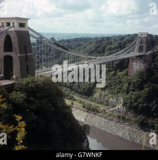 Gebäude und Denkmäler - Clifton Suspension Bridge - Bristol. Bild der 145 m hohen Clifton Suspension Bridge über die Avon Gorge in der Nähe von Bristol. Stockfoto