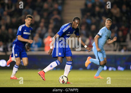 Fußball - FA Youth Cup - Finale - Erstes Bein - Manchester City gegen Chelsea - City Football Academy Stadium. Chelseas Tammy Abraham im Kampf gegen Manchester City Stockfoto