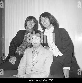 (Von links nach rechts) Ringo Starr, Paul McCartney und GEORGE HARRISON bei einer Presse-Cartoon-Filmvorschau von 'The Yellow Submarine' im Bowater House, Knightsbridge, London. Stockfoto