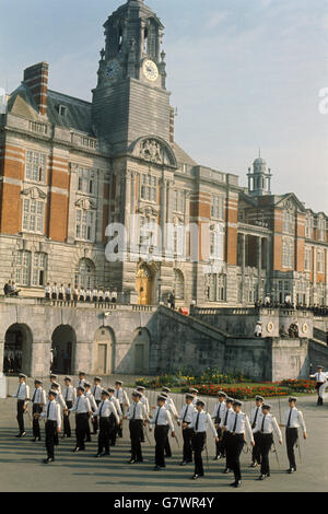 Divisionen auf dem Paradeplatz am Britannia Royal Naval College, Dartmouth, wo der Prinz von Wales im September einen sechswöchigen Kurs beginnt. Stockfoto