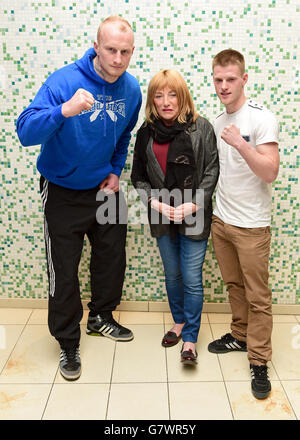 Boxpromoterin Kellie Maloney mit den Boxern Gary Cornish (links) und Tony Jones während einer Pressekonferenz in Bar Italia im Zentrum von London, wo sie ihre Rückkehr als Boxpromoterin bekannt gab und verriet, dass sie nicht wusste, wen sie bei den Parlamentswahlen unterstützen würde. Stockfoto