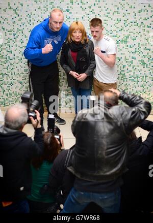 Boxpromoterin Kellie Maloney mit den Boxern Gary Cornish (links) und Tony Jones während einer Pressekonferenz in Bar Italia im Zentrum von London, wo sie ihre Rückkehr als Boxpromoterin bekannt gab und verriet, dass sie nicht wusste, wen sie bei den Parlamentswahlen unterstützen würde. Stockfoto