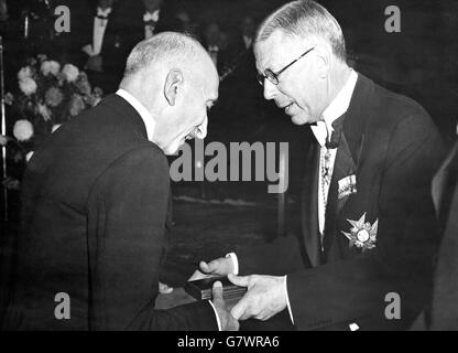 M. Francois Mauriac von Frankreich erhält von König Gustav Adolf von Schweden den Nobelpreis für Literatur bei der Preisverleihung im Konzertsaal von Stockholm. Stockfoto