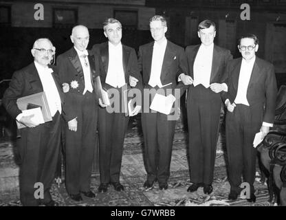 Gewinner der Nobelpreise 1952, nachdem sie ihre Auszeichnungen von König Gustav Adolf von Schweden im Konzertsaal in Stockholm erhalten haben. Von links nach rechts - Selman A, Waksman (Amerika: Medizin und Physiologie): Francois Mauriac (Frankreich: Literatur): Felix Bloch und Edward Miles Purcell (beide aus Amerika und Mitgewinner des Preises für Physik); R.L Millington Synge und Arthur Martin (Großbritannien: Mitgewinner des Chemistry Award) Stockfoto