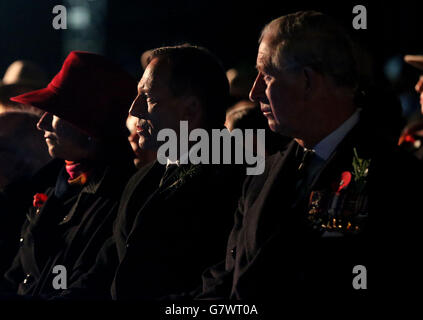 Der australische Premierminister Tony Abbott, Centre, und der Prinz von Wales nehmen an einer Spirit of Place Zeremonie und einem Dawn Service auf der ANZAC Gedenkstätte in der Türkei Teil, um den 100. Jahrestag der zum Scheitern verurteilten Gallipoli Kampagne zu begehen. Stockfoto